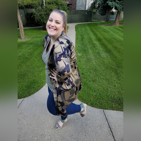 π©·5/$25π©· Green Camo, Open Front Cardigan - Plus Size 16 - Picture 3 of 12